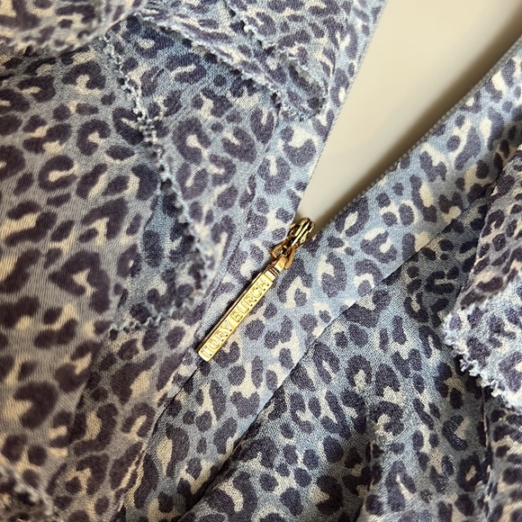 Tory Burch Silk Leopard Print Ruffle Front
Blouse, size 2 womens - Picture 3 of 12